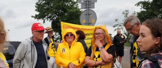 Uczestnicy protestu przeciwko budowie elektrowni jądrowej w gminie Choczewo, lipiec 2023