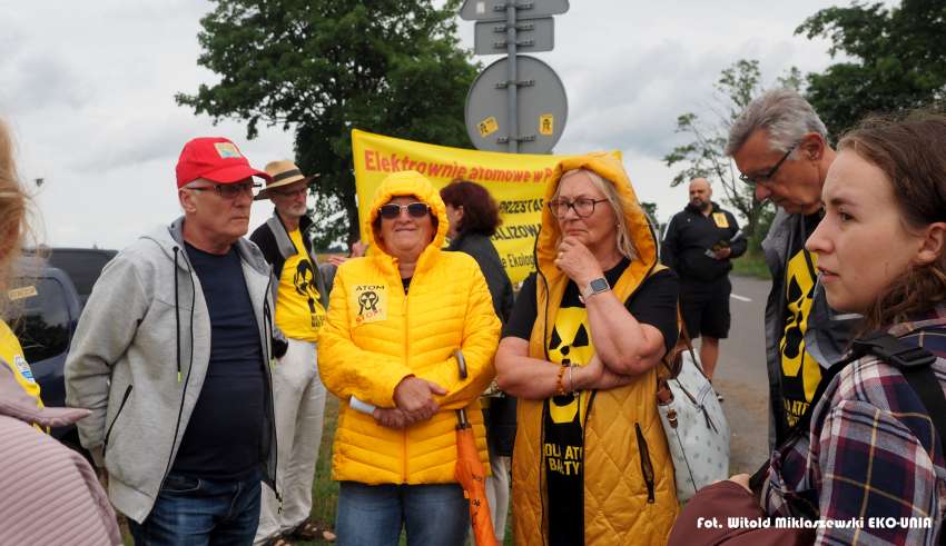 Uczestnicy protestu przeciwko budowie elektrowni jądrowej w gminie Choczewo, lipiec 2023